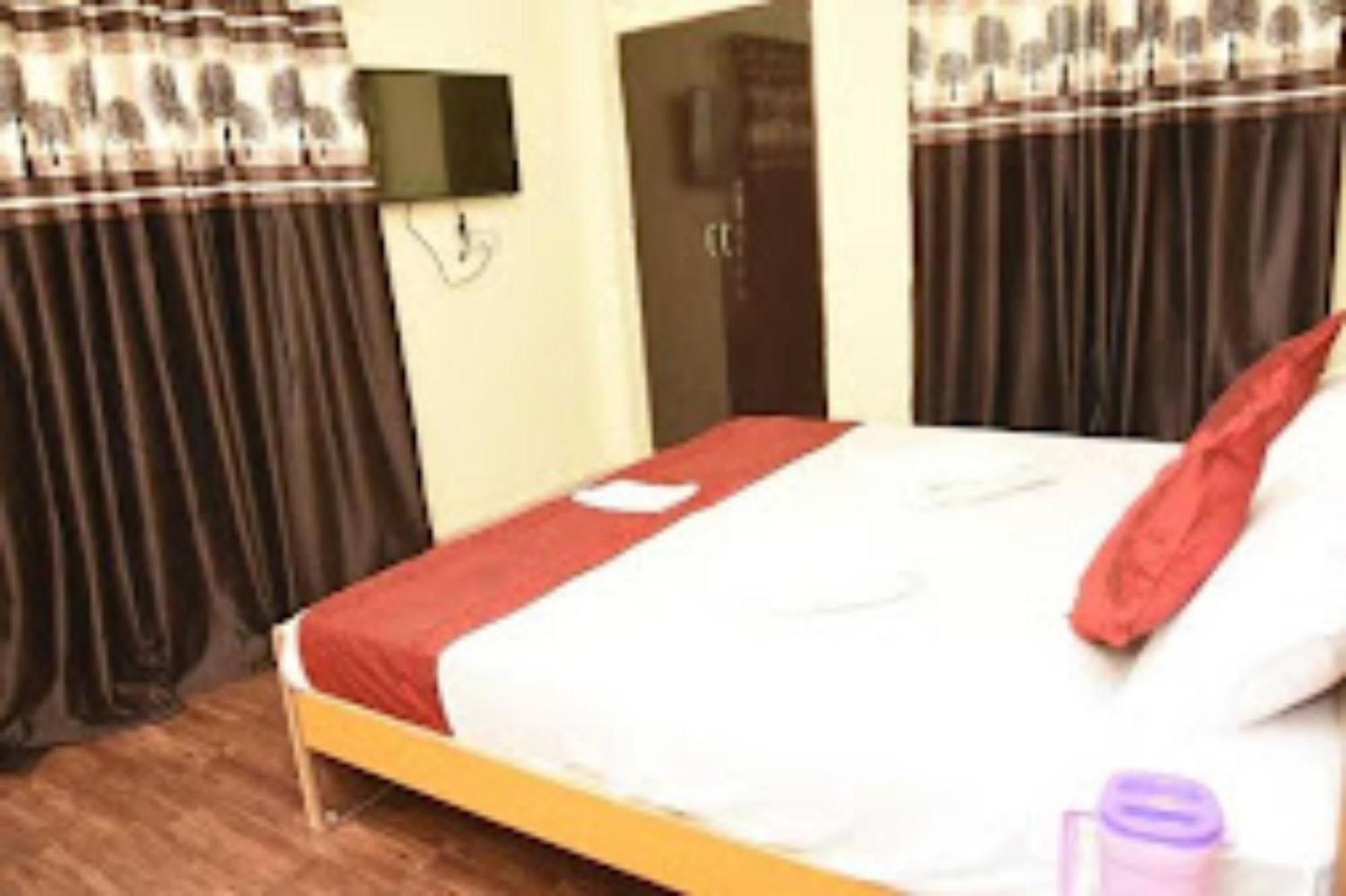 Goroomgo Varanasi Paradise Varanasi - Parking & Restaurant Available - Perfect Location And Comfortable Room Εξωτερικό φωτογραφία