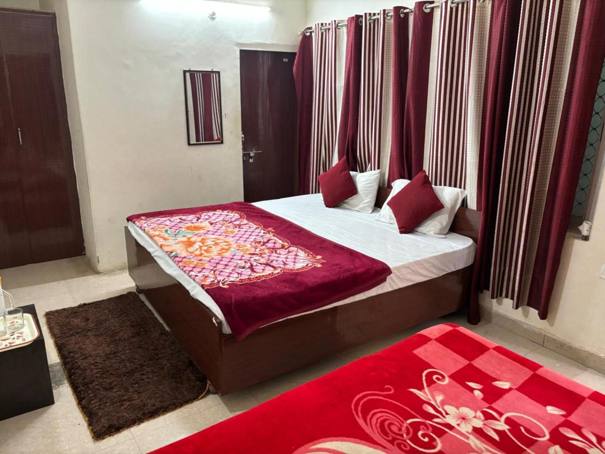 Goroomgo Varanasi Paradise Varanasi - Parking & Restaurant Available - Perfect Location And Comfortable Room Εξωτερικό φωτογραφία