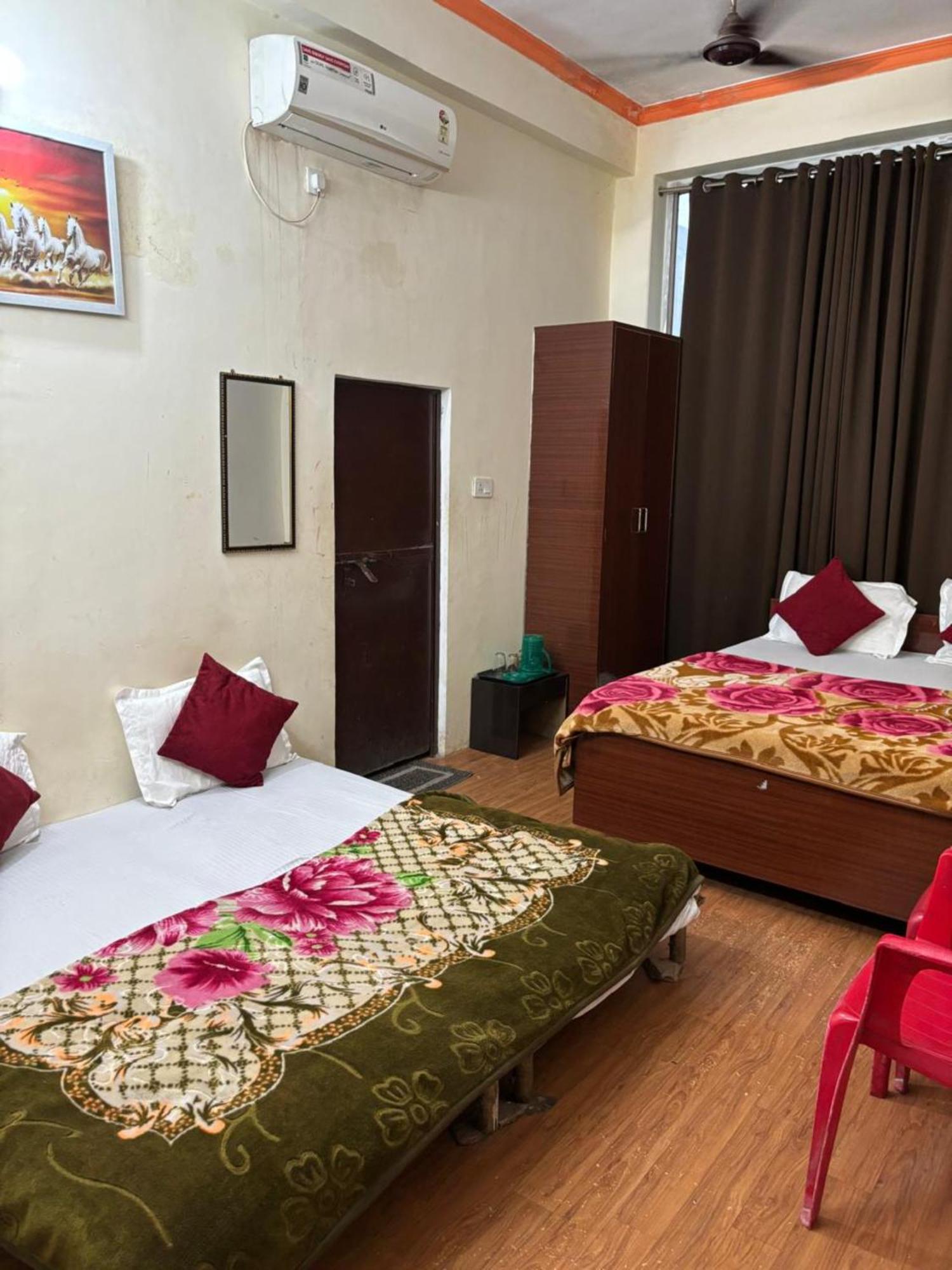 Goroomgo Varanasi Paradise Varanasi - Parking & Restaurant Available - Perfect Location And Comfortable Room Εξωτερικό φωτογραφία
