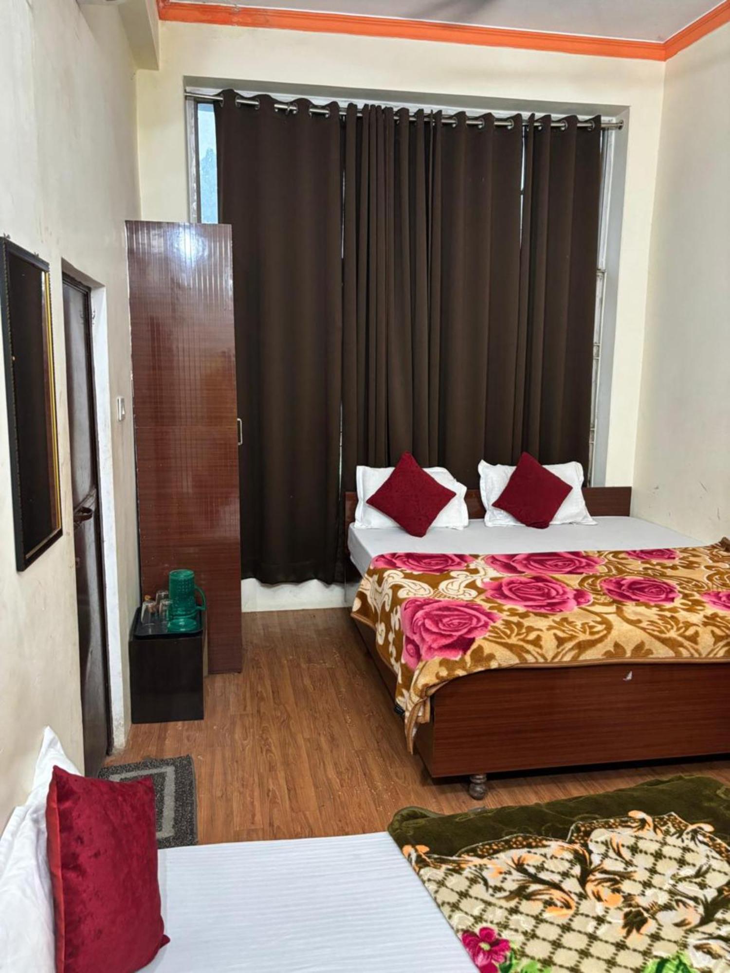 Goroomgo Varanasi Paradise Varanasi - Parking & Restaurant Available - Perfect Location And Comfortable Room Εξωτερικό φωτογραφία