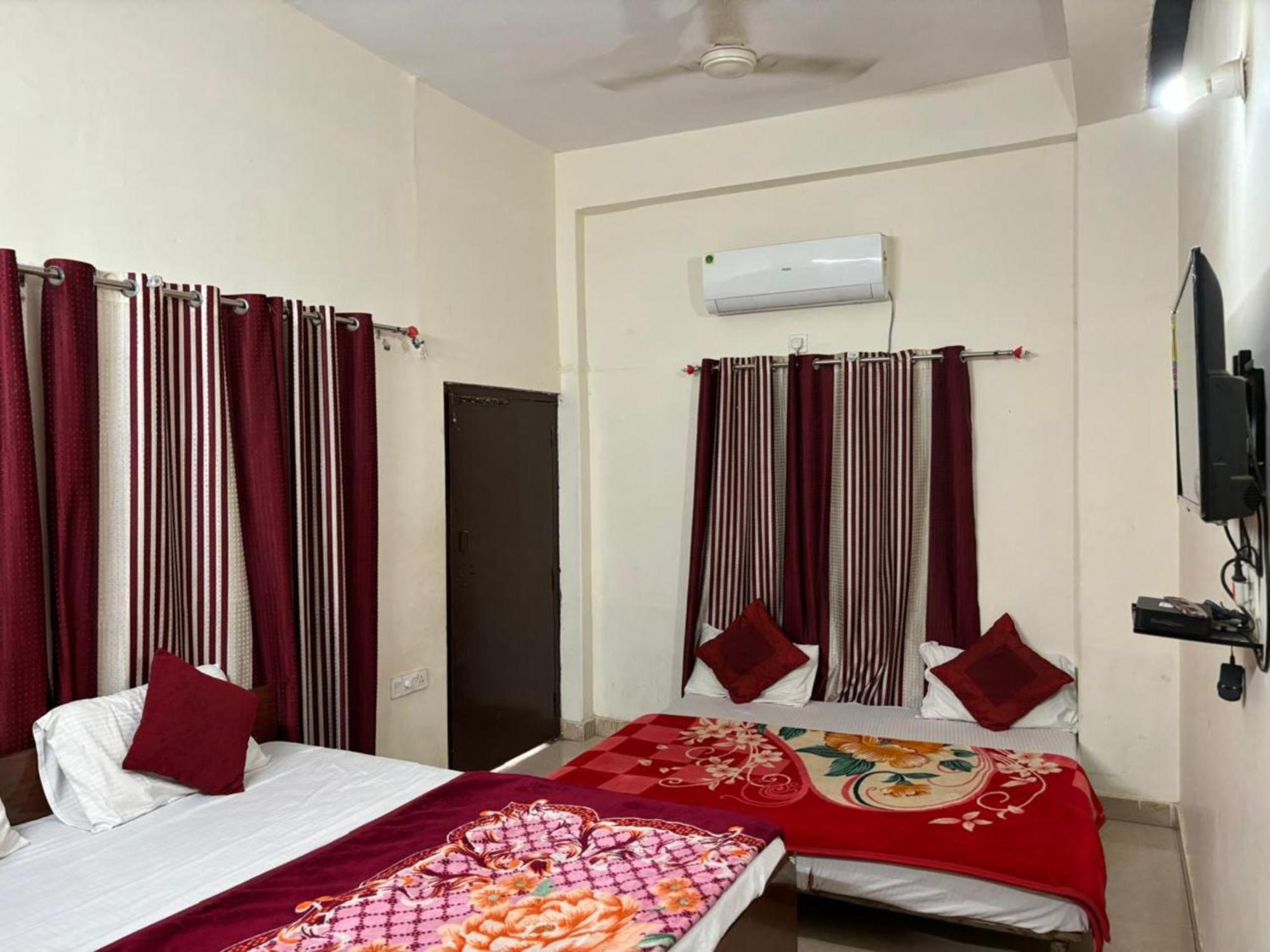 Goroomgo Varanasi Paradise Varanasi - Parking & Restaurant Available - Perfect Location And Comfortable Room Εξωτερικό φωτογραφία